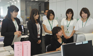 研修で本社の業務を学ぶ総合職地域型の社員ら＝東京都千代田区の明治安田生命本社で