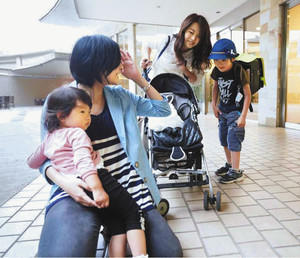 子育て体験をするインターンたち。数時間子どもの面倒を見て、共働きの親の生活を体験する＝埼玉県内で（スリール提供