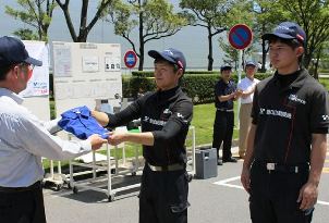 壮行会に臨む小山さん（中）と安田さん（右）＝愛知県高浜市の豊田自動織機高浜工場で